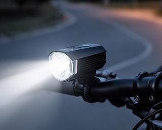 Lezyne Macro Drive 1200 LED-Fahrradlampe auf einem Lenker