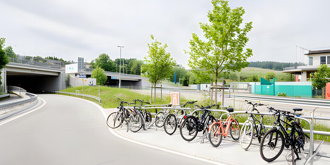 Standortfoto am Gubristtunnel in Regensdorf mit Zufahrt und Fahrradabstellplätzen